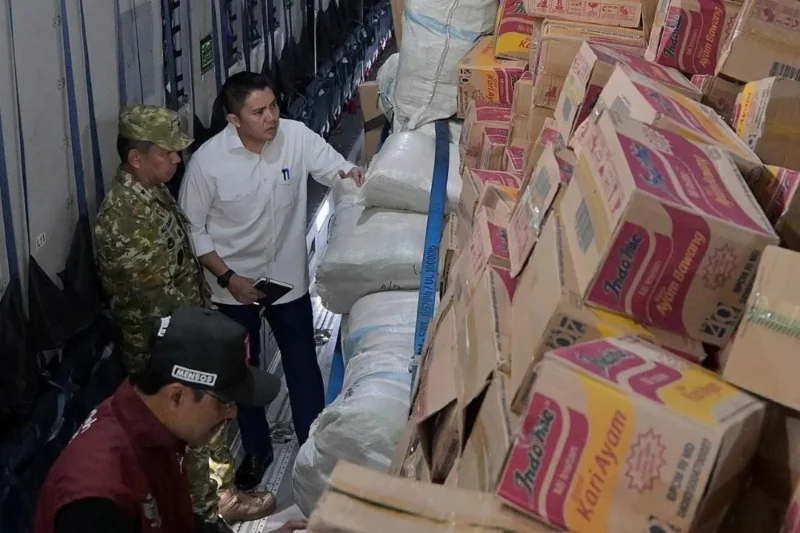 Seskab Teddy Indra Wijaya mengecek bantuan logistik yang akan dikirim ke wilayah terdampak bencana di NTT. (Foto: BPMI Setpres)