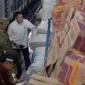 Seskab Teddy Indra Wijaya mengecek bantuan logistik yang akan dikirim ke wilayah terdampak bencana di NTT. (Foto: BPMI Setpres)