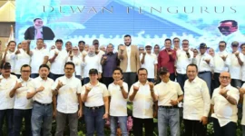 Wali Kota Padang Fadly Amran mengukuhkan Dewan Pengurus SPSC periode 2026-2030 di Hotel Pangeran Beach, Jumat (14/8/2026). (Foto: Pemko Padang)