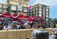 Gubernur Sumbar Mahyeldi saat menghadiri konferensi pers di Mapolda Sumbar, Selasa (18/8/2026). (Foto: Polda Sumbar)