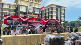 Gubernur Sumbar Mahyeldi saat menghadiri konferensi pers di Mapolda Sumbar, Selasa (18/8/2026). (Foto: Polda Sumbar)