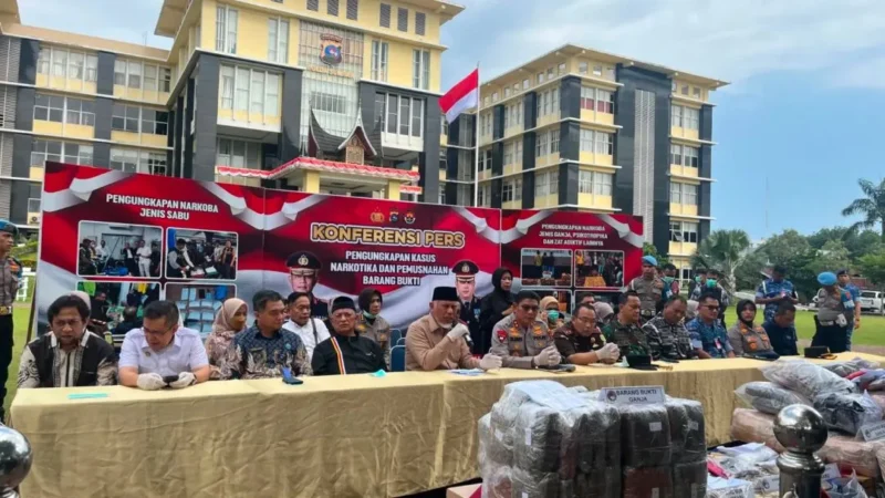 Gubernur Sumbar Mahyeldi saat menghadiri konferensi pers di Mapolda Sumbar, Selasa (18/8/2026). (Foto: Polda Sumbar)
