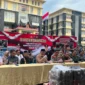Gubernur Sumbar Mahyeldi saat menghadiri konferensi pers di Mapolda Sumbar, Selasa (18/8/2026). (Foto: Polda Sumbar)