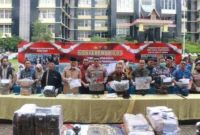 Kapolda Sumbar Irjen Pol. Djati Wiyoto Abadhy bersama Gubernur Mahyeldi, Forkopimda dan unsur terkait lainnya dalam konferensi pers pemusnahan barang bukti narkoba di halaman Mapolda Sumbar, Selasa (18/8/2026). (Foto: Polda Sumbar)