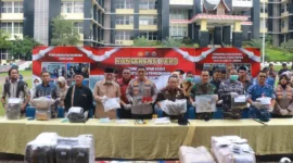 Kapolda Sumbar Irjen Pol. Djati Wiyoto Abadhy bersama Gubernur Mahyeldi, Forkopimda dan unsur terkait lainnya dalam konferensi pers pemusnahan barang bukti narkoba di halaman Mapolda Sumbar, Selasa (18/8/2026). (Foto: Polda Sumbar)