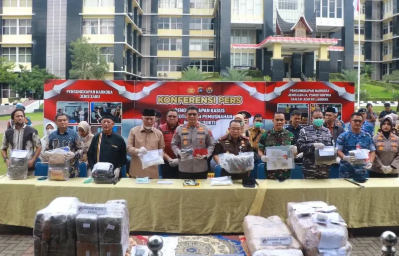 Kapolda Sumbar Irjen Pol. Djati Wiyoto Abadhy bersama Gubernur Mahyeldi, Forkopimda dan unsur terkait lainnya dalam konferensi pers pemusnahan barang bukti narkoba di halaman Mapolda Sumbar, Selasa (18/8/2026). (Foto: Polda Sumbar)