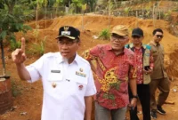 Wakil Wali Kota Padang Maigus Nasir meninjau lokasi Huntap bagi warga terdampak banjir bandang November 2025, Senin (11/8/2026). (Foto: Pemko Padang)