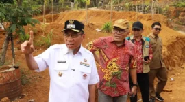 Wakil Wali Kota Padang Maigus Nasir meninjau lokasi Huntap bagi warga terdampak banjir bandang November 2025, Senin (11/8/2026). (Foto: Pemko Padang)