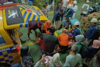Proses evakuasi penumpang KMP Ambu-Ambu yang melahirkan di atas kapal. (Foto: Ist)