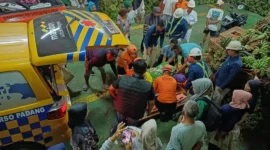 Proses evakuasi penumpang KMP Ambu-Ambu yang melahirkan di atas kapal. (Foto: Ist)