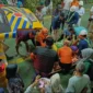 Proses evakuasi penumpang KMP Ambu-Ambu yang melahirkan di atas kapal. (Foto: Ist)