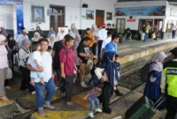 Penumpang bersiap menaiki kereta api. (Foto: KAI Divre II Sumbar)