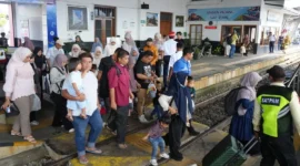 Penumpang bersiap menaiki kereta api. (Foto: KAI Divre II Sumbar)