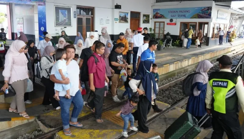Penumpang bersiap menaiki kereta api. (Foto: KAI Divre II Sumbar)
