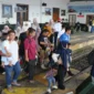 Penumpang bersiap menaiki kereta api. (Foto: KAI Divre II Sumbar)