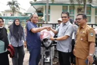 Wakil Ketua DPRD Sumbar, Evi Yandri Rajo Budiman menyerahkan bantuan bentor kepada kelompok tani. (Foto: Ist)