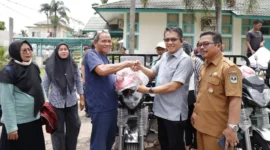 Wakil Ketua DPRD Sumbar, Evi Yandri Rajo Budiman menyerahkan bantuan bentor kepada kelompok tani. (Foto: Ist)