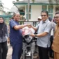 Wakil Ketua DPRD Sumbar, Evi Yandri Rajo Budiman menyerahkan bantuan bentor kepada kelompok tani. (Foto: Ist)