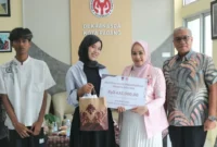 Ketua Dekranasda Padang dr. Dian Puspita Fadly Amran menyerahkan uang transportasi kepada peserta. (Foto: Pemko Padang)