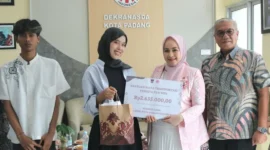 Ketua Dekranasda Padang dr. Dian Puspita Fadly Amran menyerahkan uang transportasi kepada peserta. (Foto: Pemko Padang)