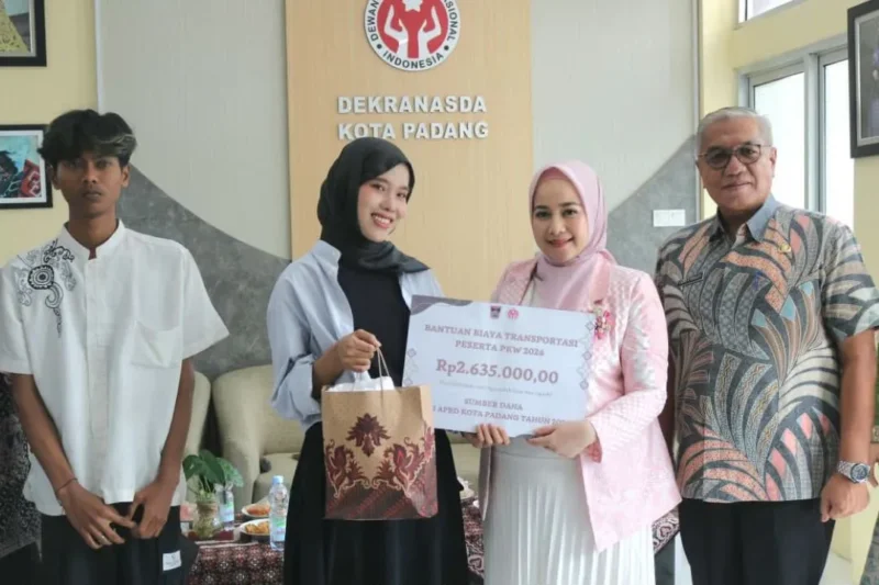 Ketua Dekranasda Padang dr. Dian Puspita Fadly Amran menyerahkan uang transportasi kepada peserta. (Foto: Pemko Padang)