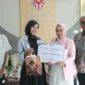 Ketua Dekranasda Padang dr. Dian Puspita Fadly Amran menyerahkan uang transportasi kepada peserta. (Foto: Pemko Padang)