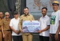 Wali Kota Padang Fadly Amran menyerahkan bantuan kepada kelompok usaha sektor perikanan dan pangan yang terdampak bencana. (Foto: Pemko Padang)