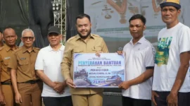 Wali Kota Padang Fadly Amran menyerahkan bantuan kepada kelompok usaha sektor perikanan dan pangan yang terdampak bencana. (Foto: Pemko Padang)