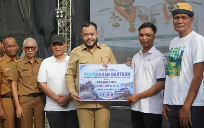 Wali Kota Padang Fadly Amran menyerahkan bantuan kepada kelompok usaha sektor perikanan dan pangan yang terdampak bencana. (Foto: Pemko Padang)