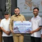 Wali Kota Padang Fadly Amran menyerahkan bantuan kepada kelompok usaha sektor perikanan dan pangan yang terdampak bencana. (Foto: Pemko Padang)