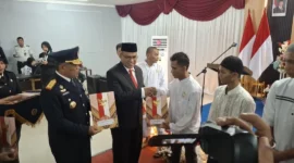 Kepala Kanwil Ditjenpas Sumbar Kunrat Kasmiri dan Sekdaprov Sumbar Arry Yuswandi menyerahkan remisi umum HUT ke-81 RI di Rutan Kelas IIB Padang, Senin (17/8/2026). (Foto: Ist)