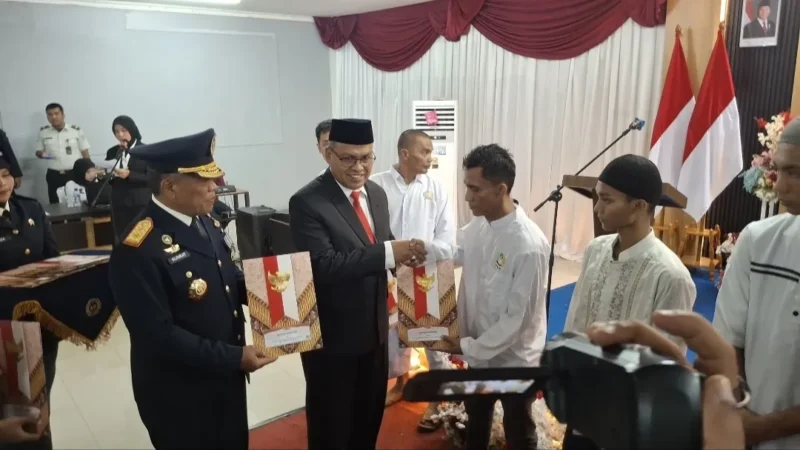 Kepala Kanwil Ditjenpas Sumbar Kunrat Kasmiri dan Sekdaprov Sumbar Arry Yuswandi menyerahkan remisi umum HUT ke-81 RI di Rutan Kelas IIB Padang, Senin (17/8/2026). (Foto: Ist)