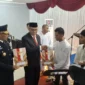 Kepala Kanwil Ditjenpas Sumbar Kunrat Kasmiri dan Sekdaprov Sumbar Arry Yuswandi menyerahkan remisi umum HUT ke-81 RI di Rutan Kelas IIB Padang, Senin (17/8/2026). (Foto: Ist)