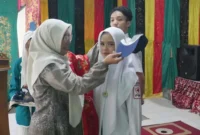 Penyerahan seragam gratis kepada pelajar SMPN 11 Padang. (Foto: Pemko Padang)