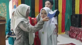 Penyerahan seragam gratis kepada pelajar SMPN 11 Padang. (Foto: Pemko Padang)