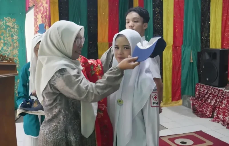 Penyerahan seragam gratis kepada pelajar SMPN 11 Padang. (Foto: Pemko Padang)