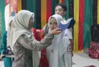 Penyerahan seragam sekolah gratis kepada siswa baru. (Foto: Pemko Padang)