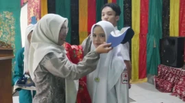 Penyerahan seragam sekolah gratis kepada siswa baru. (Foto: Pemko Padang)