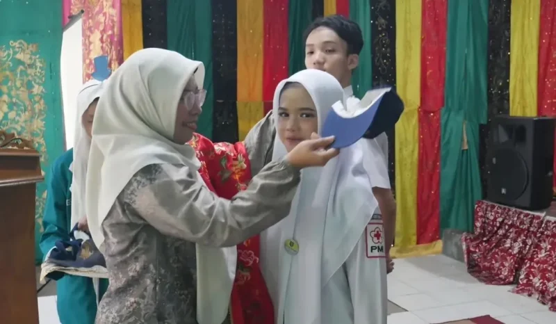 Penyerahan seragam sekolah gratis kepada siswa baru. (Foto: Pemko Padang)