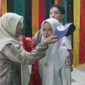 Penyerahan seragam sekolah gratis kepada siswa baru. (Foto: Pemko Padang)
