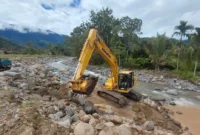 Dinas PUPR Padang mengerahkan alat berat untuk melakukan perbaikan tanggul yang jebol akibat banjir. (Foto: Pemko Padang)