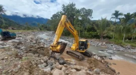 Dinas PUPR Padang mengerahkan alat berat untuk melakukan perbaikan tanggul yang jebol akibat banjir. (Foto: Pemko Padang)
