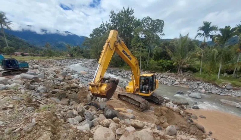 Dinas PUPR Padang mengerahkan alat berat untuk melakukan perbaikan tanggul yang jebol akibat banjir. (Foto: Pemko Padang)