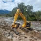 Dinas PUPR Padang mengerahkan alat berat untuk melakukan perbaikan tanggul yang jebol akibat banjir. (Foto: Pemko Padang)