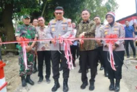 Kapolda Sumbar Irjen Pol. Djati Wiyoto Abadhy meresmikan Jembatan Merah Putih Presisi di Korong Parak Pisang, Nagari Sungai Buluh, Kecamatan Batang Anai, Kabupaten Padang Pariaman, Kamis (13/8/2026). (Foto: Polda Sumbar)