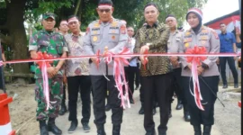 Kapolda Sumbar Irjen Pol. Djati Wiyoto Abadhy meresmikan Jembatan Merah Putih Presisi di Korong Parak Pisang, Nagari Sungai Buluh, Kecamatan Batang Anai, Kabupaten Padang Pariaman, Kamis (13/8/2026). (Foto: Polda Sumbar)
