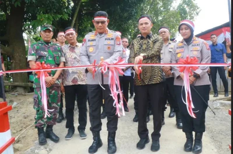Kapolda Sumbar Irjen Pol. Djati Wiyoto Abadhy meresmikan Jembatan Merah Putih Presisi di Korong Parak Pisang, Nagari Sungai Buluh, Kecamatan Batang Anai, Kabupaten Padang Pariaman, Kamis (13/8/2026). (Foto: Polda Sumbar)