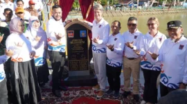 Wali Kota Padang Fadly Amran bersama Wali Kota Hildesheim, Jerman, Ingo Meyer, meresmikan Jembatan Hildesheim di kawasan Batang Arau, Jumat (7/8/2026). (Foto: Pemko Padang)