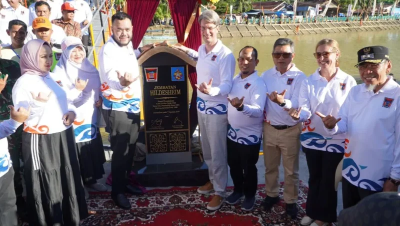 Wali Kota Padang Fadly Amran bersama Wali Kota Hildesheim, Jerman, Ingo Meyer, meresmikan Jembatan Hildesheim di kawasan Batang Arau, Jumat (7/8/2026). (Foto: Pemko Padang)