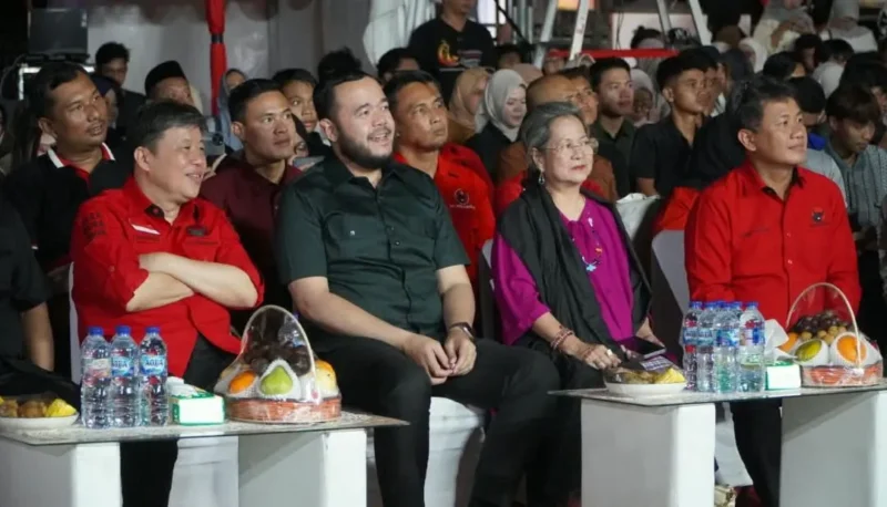 Wali Kota Padang Fadly Amran saat menghadiri peringatan Bulan Bung Hatta di Rumah Inspirasi H. Alex Indra Lukman, Kelurahan Ulak Karang Utara, Kecamatan Padang Utara, Minggu malam (30/8/2026). (Foto: Pemko Padang)